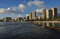 Um quebra-mar forma uma piscina em Waikiki, praia de Honolulu, a capital do Havaí, na ilha de Oahu